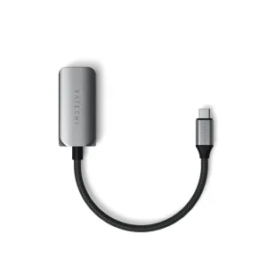 Satechi USB-C–Ethernet-sovitin, jossa on hopeinen alumiinirunko ja punottu kaapeli mustalla taustalla