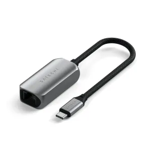 Satechi USB-C–Ethernet-sovitin, jossa on punottu kaapeli, hopeanvärinen metallikotelo ja Ethernet-portti, mustalla taustalla.