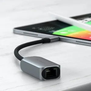 Satechi USB-C 2,5 gigabitin Ethernet-sovitin punotulla kaapelilla tabletin vieressä valkoisella pöytätasolla