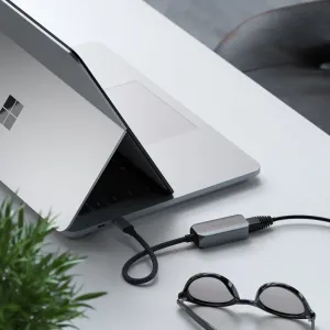 Satechi USB-C 2,5 gigabitin Ethernet-sovitin liitettynä kannettavaan tietokoneeseen punotulla kaapelilla työpöydällä