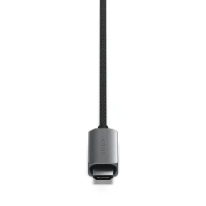 Cable Satechi USB-C a HDMI 2.1 con diseño trenzado negro y conector plateado sobre fondo negro