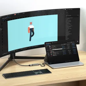 Satechi USB-C–HDMI 2.1 -sovitin liitettynä kannettavaan tietokoneeseen ja näyttöön työpöydällä