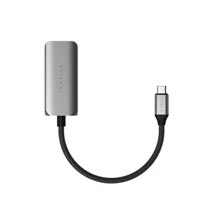Satechi USB-C–HDMI 2.1 -sovitin hopeanvärisellä alumiinikotelolla ja punotulla kaapelilla mustalla taustalla