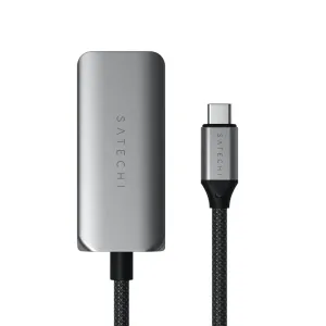 Satechi USB-C–HDMI 2.1 -sovitin hopeanvärisenä punotulla kaapelilla laitteen liittämiseen näyttöön