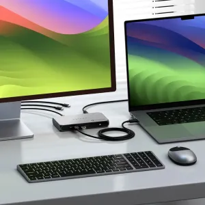 Satechi Thunderbolt 4 Slim Hub Pro työpöydällä kannettavan tietokoneen, näytön ja liitettyjen kaapeleiden kanssa
