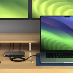 Satechi Thunderbolt 4 Slim Hub Pro tähtiharmaana kytkettynä kannettavaan tietokoneeseen työpöydällä ulkoisten näyttöjen kanssa