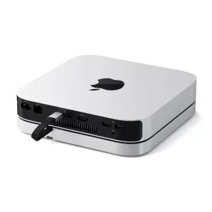 Satechi Stand & Hub Mac minille, hopeanvärinen alusta, jossa on portit ja tuuletusritilä Mac minin tueksi