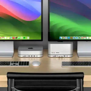 Satechi Stand & Hub Mac Mini -laitteelle työpöydällä, etuportit ja NVMe SSD -kotelolla varustettu jalusta näkyvissä
