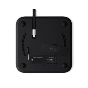 Satechi Stand &amp; Hub Mac Minille ja Studiolle, näkymä alapuolelta, SSD-kotelo, tuuletusaukot ja ruuvimeisseli