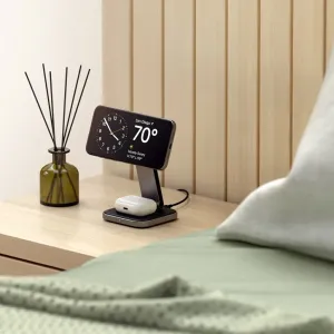 Soporte de carga inalámbrica Qi2 plegable de Satechi con iPhone en la parte superior y estuche de AirPods en la base