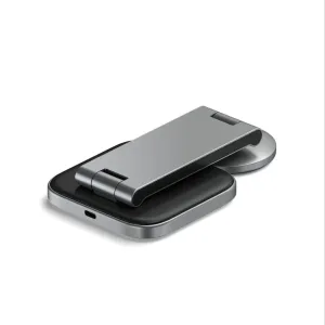 Soporte de carga inalámbrica Qi2 plegable 2 en 1 de Satechi en gris espacial, mostrado plegado con puerto USB-C y base texturizada.