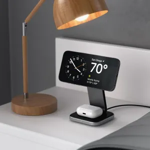 Soporte de carga inalámbrica Qi2 plegable de Satechi con iPhone en modo horizontal y estuche de AirPods en la base