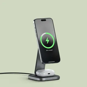 Satechi soporte de carga inalámbrica Qi2 plegable 2 en 1 con carga para iPhone y AirPods sobre una base gris