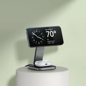 El soporte de carga Qi2 plegable 2 en 1 de Satechi sujeta un iPhone en horizontal con los AirPods en la base