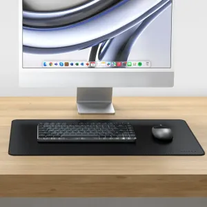 Satechi slimt mekaniskt bakgrundsbelyst Bluetooth-tangentbord med kompakt svart US layout på en skrivbordsmatta