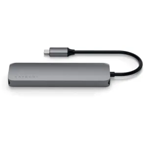 Alumiininen Satechi USB-C -moniporttisovitin tähtiharmaana, kiinteällä USB-C-kaapelilla ja Satechi-logolla