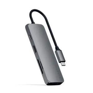 Satechi alumiininen USB-C-moniporttisovitin HDMI-liitännällä ja kortinlukijalla, kuvassa avaruudenharmaana ja kiinnitetyllä kaapelilla.