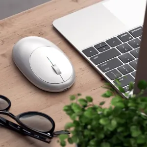 Satechi M1 Bluetooth juhtmevaba hiir hõbedase ja valgena sülearvuti kõrval puidust laual