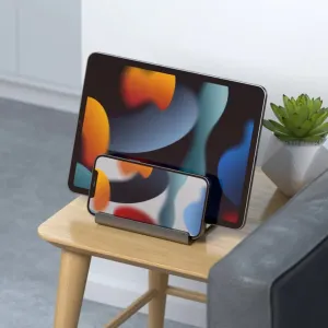 Satechi dobbelt vertikalt laptopstativ som holder et nettbrett og en smarttelefon stående på en bordplate
