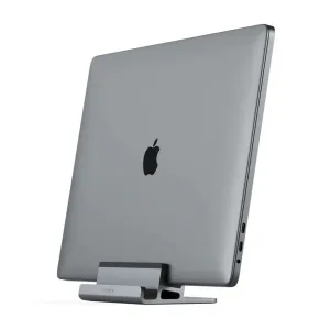 Satechi vertikalt laptopstativ som holder en MacBook stående i stellargrå aluminium, vist på hvit bakgrunn