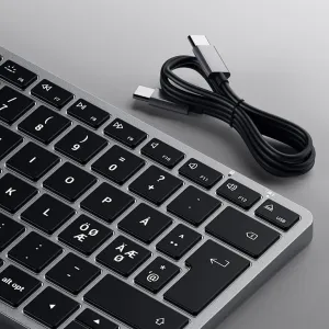 Satechi X1 trådlöst tangentbord med nordisk layout, svarta lågprofilstangenter och USB-C-laddningskabel