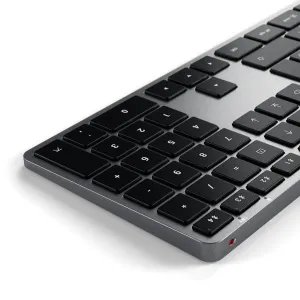 Satechi X3 trådlöst tangentbord i rymdgrått, tunn nordisk layout med numeriskt tangentbord och lågprofilstangenter.