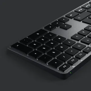 Satechi X3 trådlöst tangentbord med nordisk layout, bakgrundsbelysta tangenter och numerisk knappsats i rymdgrått