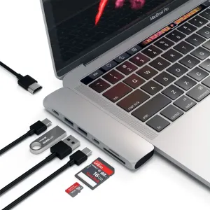 MacBook Pro su USB-C priedais, SD ir microSD kortelėmis bei atmintuku baltame fone