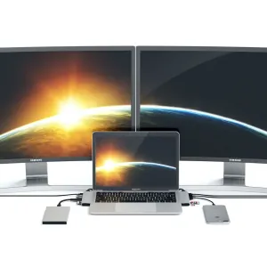 Satechi USB-C Pro Hub sąranka su MacBook Pro, prijungtu prie dviejų monitorių, baltame studijos fone.