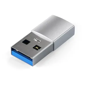 Satechi hopeanvärinen USB-A–USB-C-sovitin harjatulla metallipinnalla nopeaan 5 Gbps:n tiedonsiirtoon