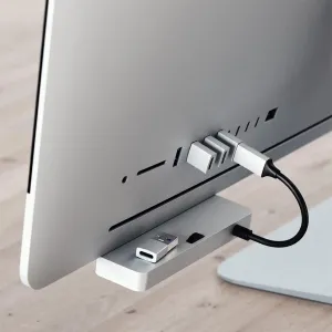 Satechi USB-A–USB-C-sovitin liitettynä desktop-näyttöön, kuvassa kompakti hopeanvärinen muotoilu