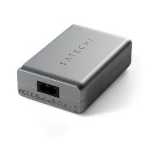 Cargador de viaje GaN Satechi de 100 W en gris espacial, cargador de pared compacto con bordes redondeados y logotipo de SATECHI.