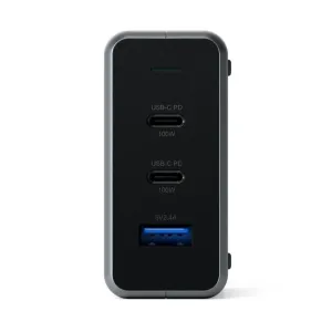 Cargador de viaje Satechi de 100 W GaN con dos puertos USB-C y un puerto USB-A, mostrado de frente en negro y gris.