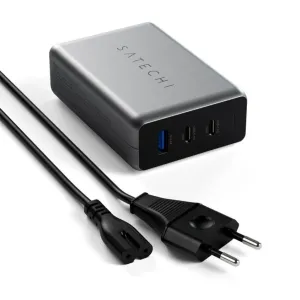 Cargador de viaje Satechi GaN de 100 W con puertos duales USB-C y USB-A, mostrado con enchufe europeo acoplado