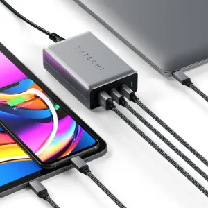Cargador de viaje Satechi de 100 W GaN con puertos USB-C que carga simultáneamente un teléfono y un portátil