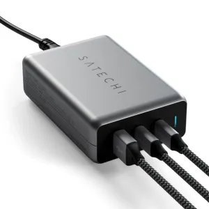 Cargador de viaje compacto Satechi GaN en gris espacial, con puertos USB-C y USB-A, mostrado con tres cables conectados.