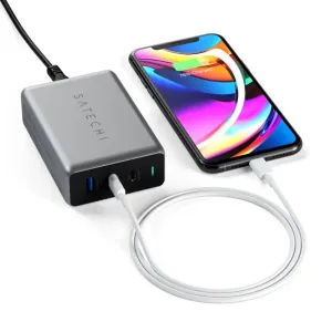 Cargador de pared de viaje GaN de Satechi con puertos USB-C y USB-A para cargar un smartphone