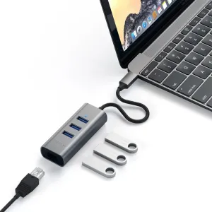 Satechi USB-C-alumiinikeskitin, jossa on kolme USB-porttia ja Ethernet, kuvassa liitettynä kannettavaan tietokoneeseen