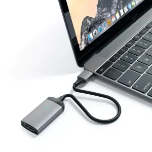 Satechi USB-C–HDMI-sovitin 4K-näyttöä varten liitettynä kannettavaan tietokoneeseen, HDMI-portti näkyvissä.