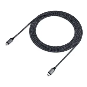 Cable de carga trenzado USB-C a USB-C de Satechi con conectores metálicos, mostrado enrollado en negro sobre un fondo blanco.