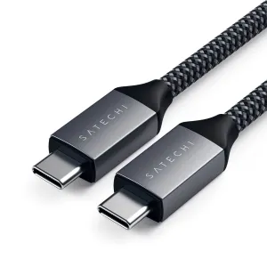 Cable de carga USB-C a USB-C trenzado de Satechi con conectores plateados, sobre fondo blanco