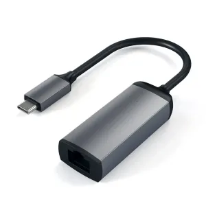 Satechi USB-C–Gigabit Ethernet -sovitin lyhyellä kaapelilla, harmaalla alumiinirungolla ja Ethernet-portilla