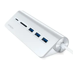 Satechi hopeanvärinen alumiininen USB-C-hubi ja kortinlukija, jossa on neljä porttia ja kiinteä kaapeli, valkoisella taustalla