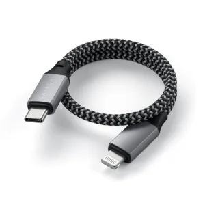 Cable de carga trenzado USB-C a Lightning de Satechi en negro y gris, enrollado sobre un fondo blanco.