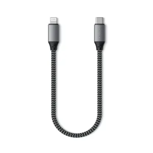 Cable de carga trenzado Satechi de USB-C a Lightning en negro y gris, con la marca SATECHI visible