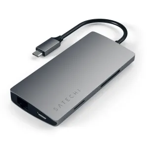 Satechi USB-C ‑moniporttisovitin, jossa on Ethernet-portti ja kiinteä USB-C-kaapeli, hopean ja mustan värisenä.