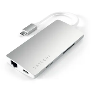 Satechi USB-C kelių prievadų adapteris, sidabrinės spalvos, su Ethernet prievadu ir kortelių lizdais, pavaizduotas baltame fone