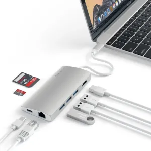 Satechi sidabrinis USB-C kelių prievadų adapteris su HDMI, Ethernet, USB-A prievadais ir SD kortelių lizdais, prijungtas prie nešiojamojo kompiuterio