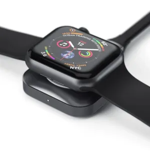 Satechi USB-C magnetisk ladedokk med Apple Watch på toppen, designet for lading på reise.