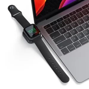 Satechi USB-C magnetisk ladedokk for Apple Watch, vist med klokken ved siden av en bærbar datamaskin på en hvit bakgrunn.